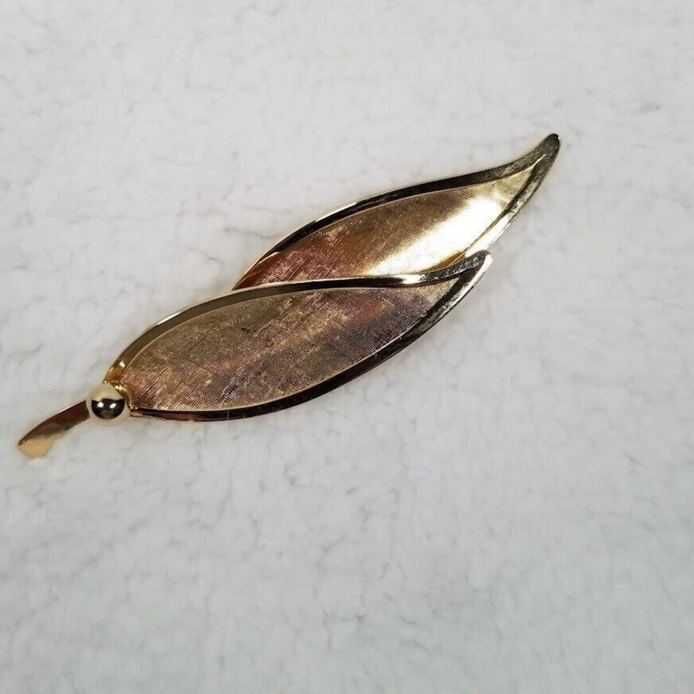 Vintage Brooch Gold Tone Leaves Leaf Berry Textured Polished C Clasp